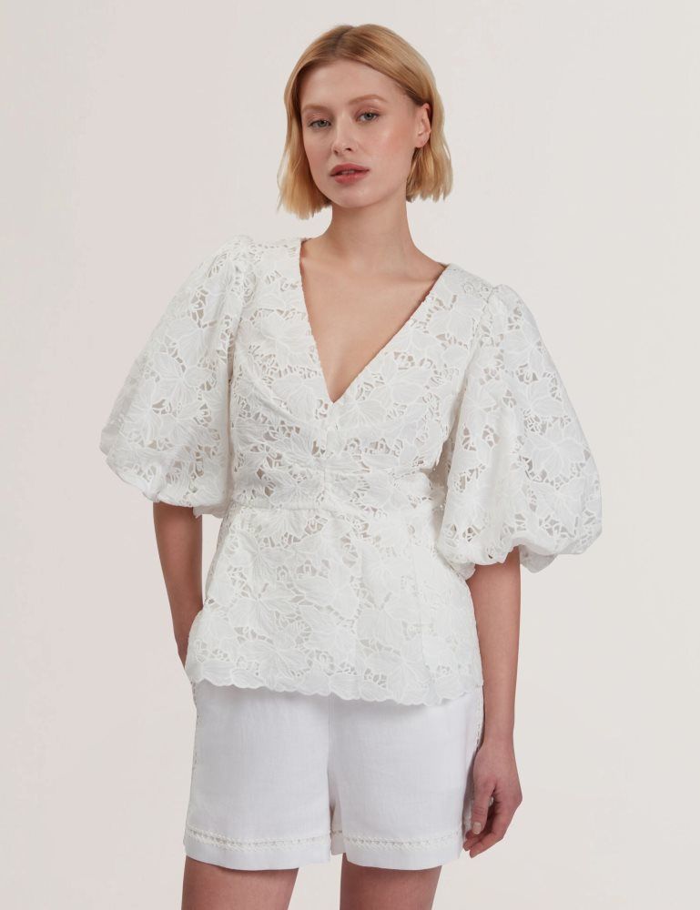 Ted Baker Ellari - Lace Puff Sleeve V-neck Peplum Top Blanche | 328571-HWP