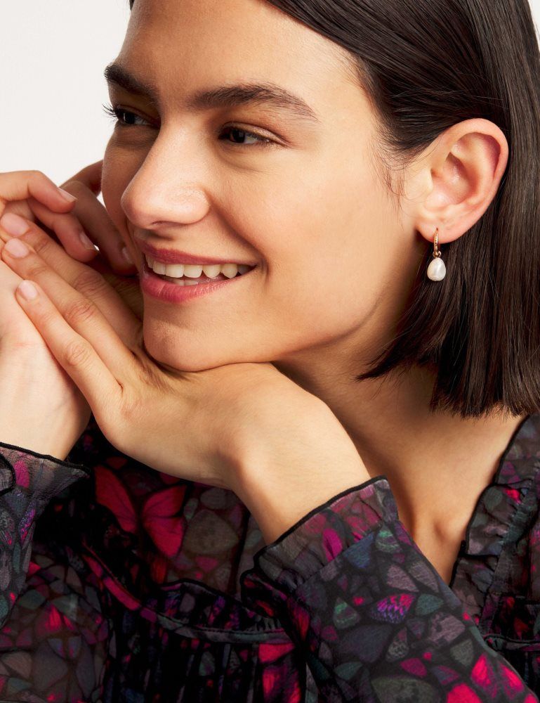 Ted Baker Periaa - Pearl Drop Pendant Huggie Earrings Doré | 735802-KMY